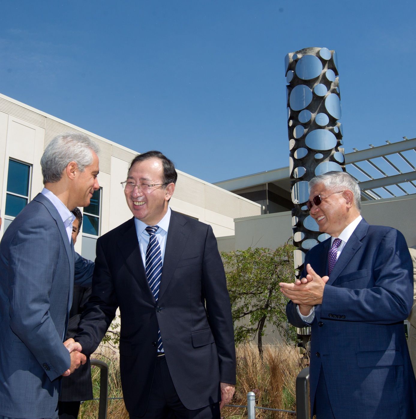 Mayor Emanuel and Vice Mayor Xu Zezhou unveil the Stone Talk Statue at Chinatown’s Ping Tom Park Field House. 